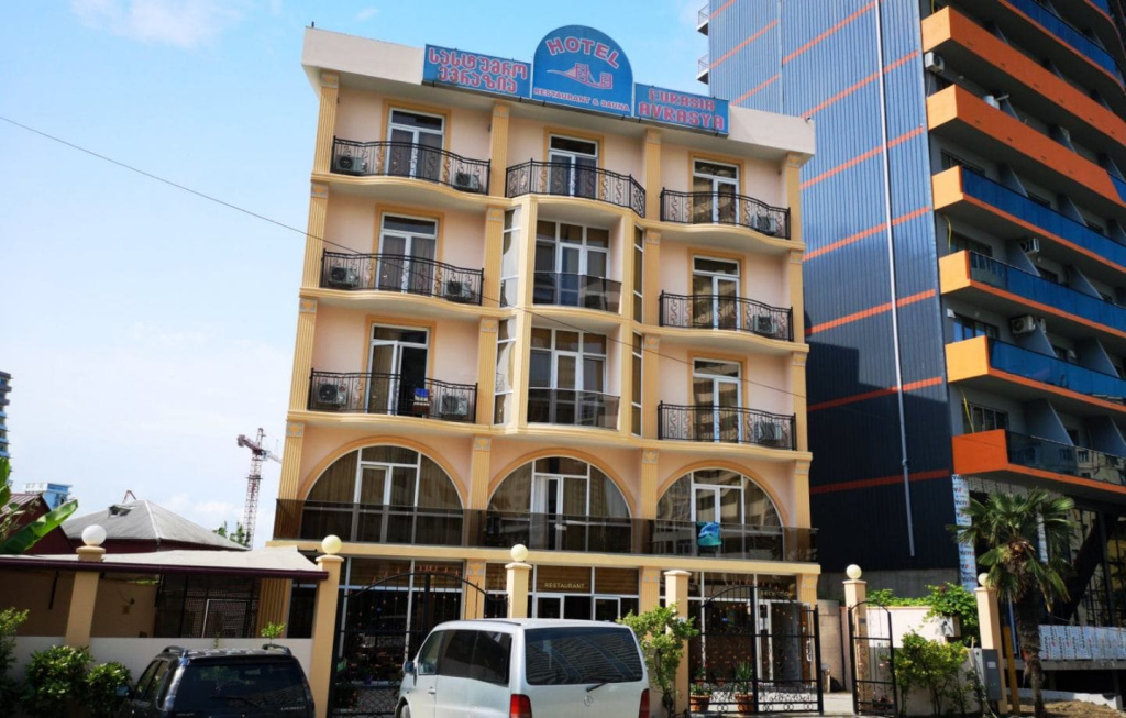 Отель Евразия, Батуми, фронтальный вид.jpg