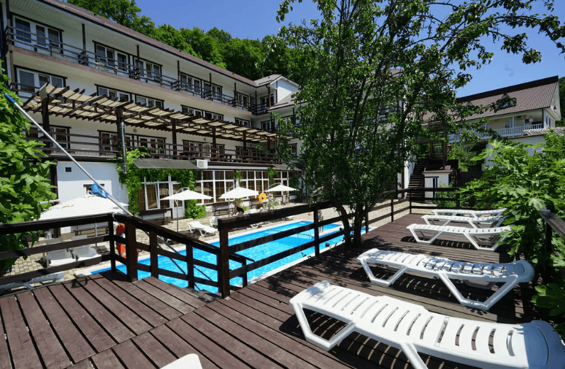 Гостевой дом Виноград в Лермонтово, вид с террасы у бассейна.png