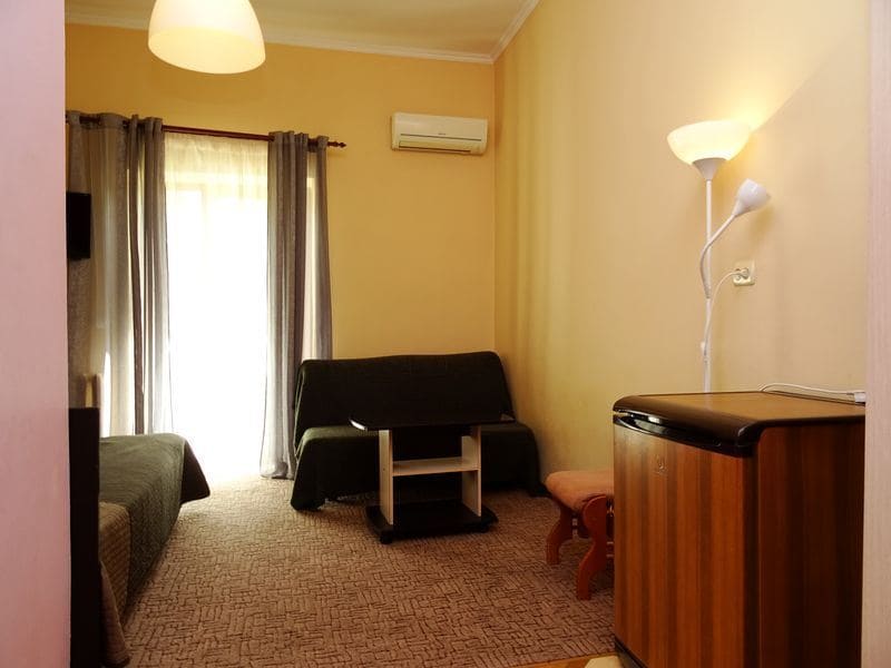 Гостевой дом Валентина в Геленджике- вид на столик.jpg Гостевой дом Валентина в Геленджике- вид на столик.jpg