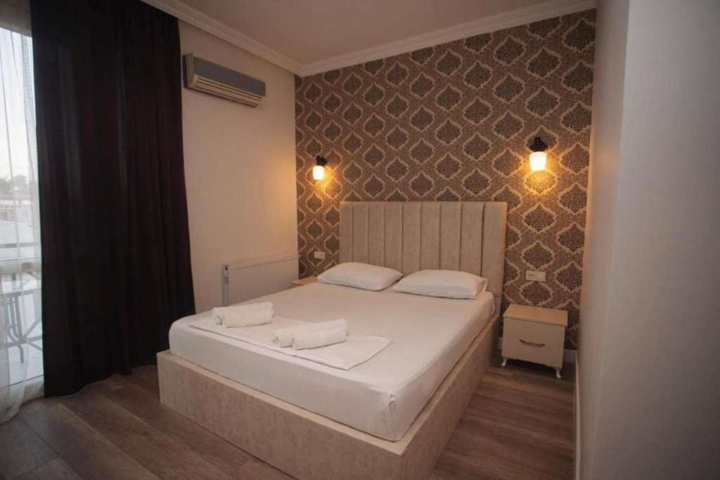 Ирис Кобулети вид на двуспальную кровать с включенным вечерним светом.jpg