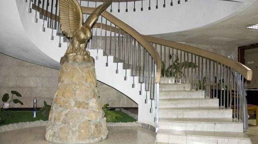 Санаторий имени Семашко в Кисловодске, Россия -орел и центральная лестница.jpg