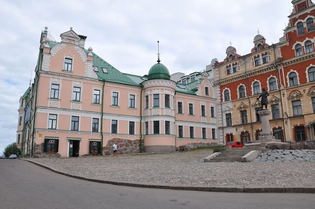 ратушная площадь выборг.jpg