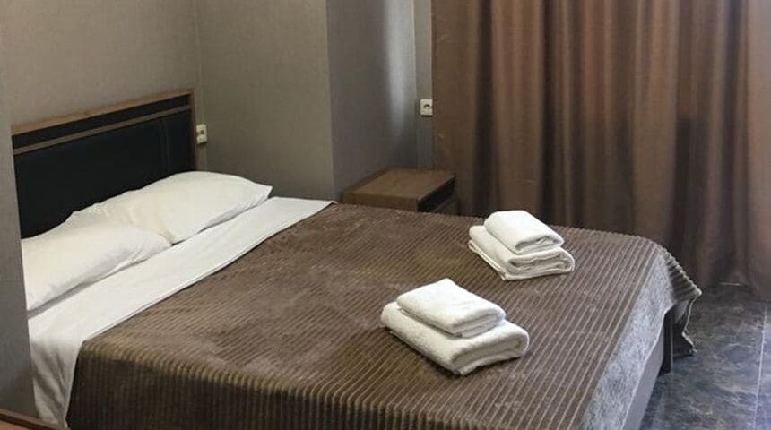 Номер с двуспальной кроватью , отель Глория , Абхазия.jpg