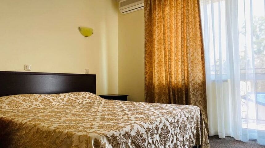 Гостевой дом София на Медовой боковой вид на номер с красивой двуспальной кроватью.jpg