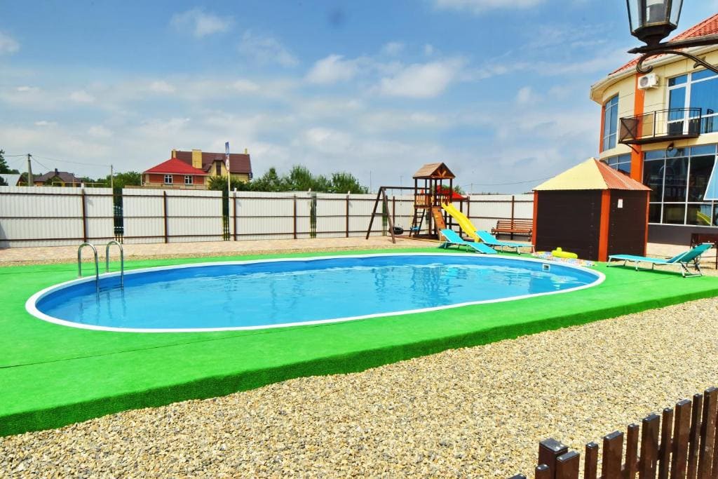 Гостевой дом Апельсин на Азовском море, вид на бассейн.jpg