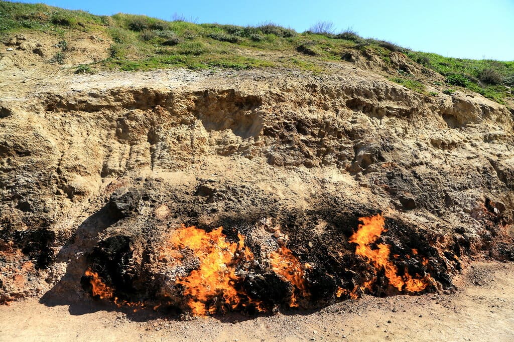 Горящая гора Янардаг -известняковый холм, который горит.jpg