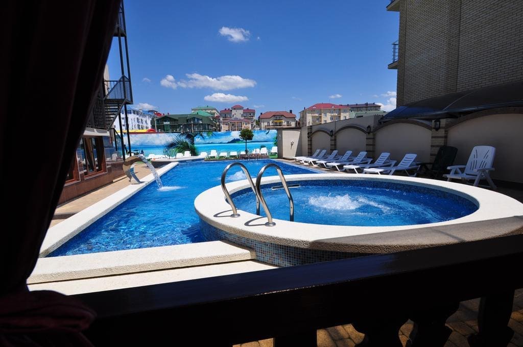 Гостевой дом Геракл, Анапа, поселок Витязево , боковой вид на бассейн.jpg