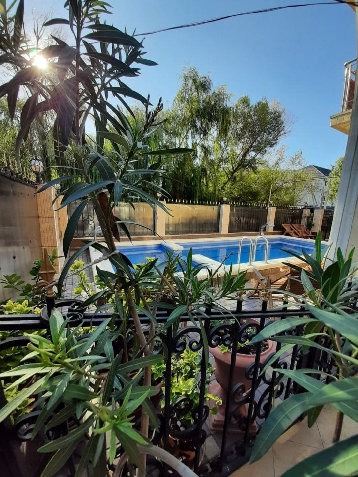 Гостевой дом Лакис в Кабардинке бассейн дальний вид.jpg Гостевой дом Лакис в Кабардинке бассейн дальний вид.jpg