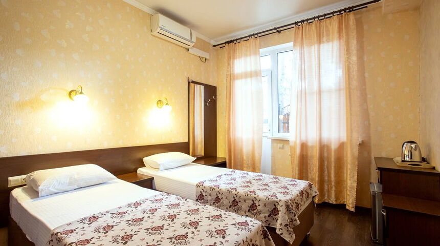 Гостевой дом Сто шагов в Геледжике две раздельные кровати сбоку.jpg