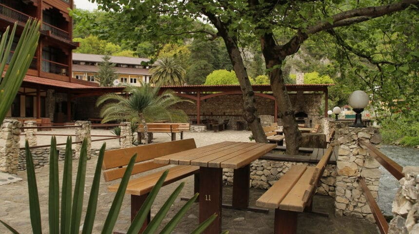 Отель Грифон, скамейка со столом в зоне отдыха.jpg