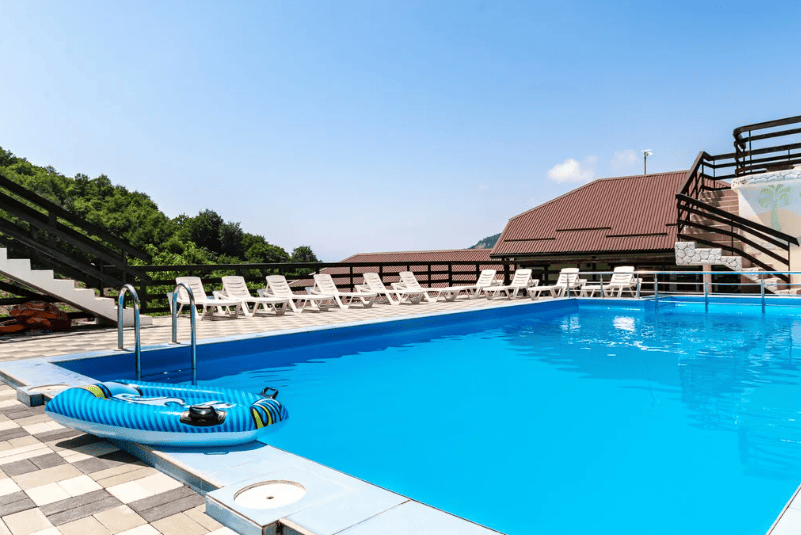 Гостевой дом Дубовая роща в Лермонтово вид сбоку.png