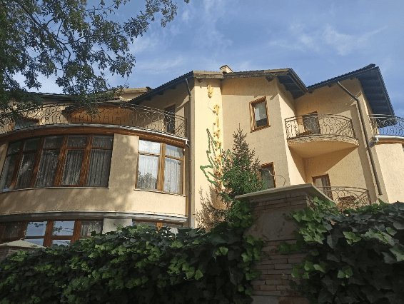 Гостевой дом Plush в Геленджике днем вид с низу.png