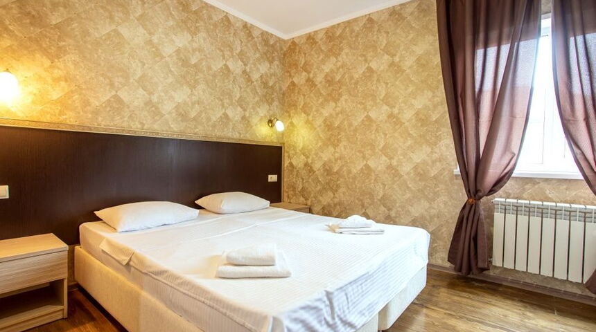 Отель Голден Кидс номер с двуспальной кроватью.jpg