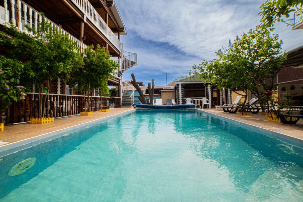 Гостевой дом Солнышко в Геленджике, бассейн , фронтальный вид.jpg