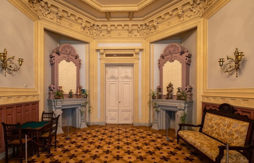 Усадьба Козел-Поклевских -внутрений зал с каминами.jpg