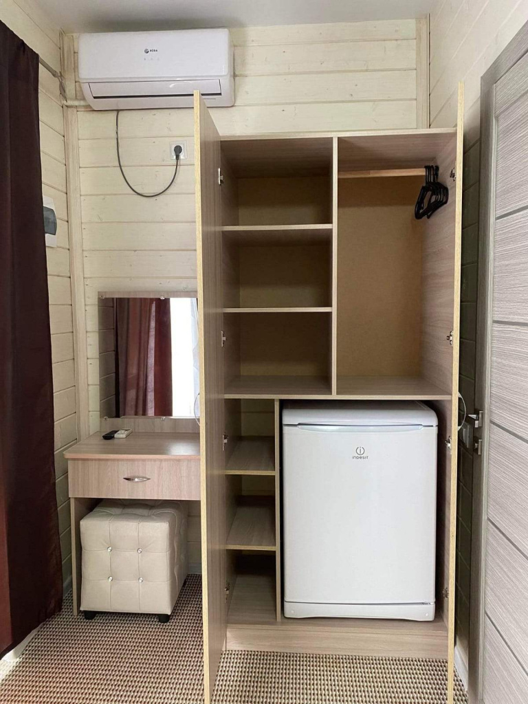 Гостевой дом Терраса-шкаф и холодильник.jpg Гостевой дом Терраса-шкаф и холодильник.jpg