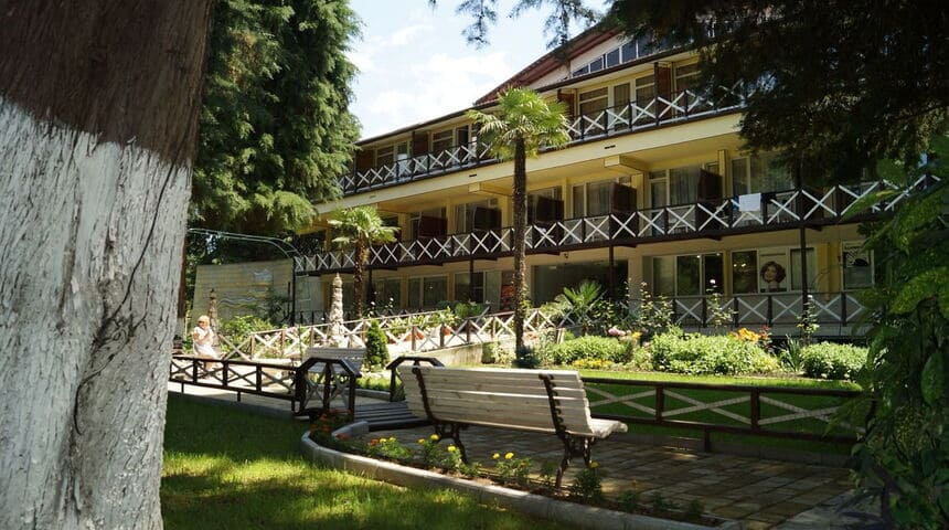 Отель Пицунда в Пицунде на поезде вид на скамейку.jpg