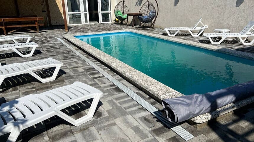 Гостевой дом Изумрудный в г.Гагра бассейн.jpg