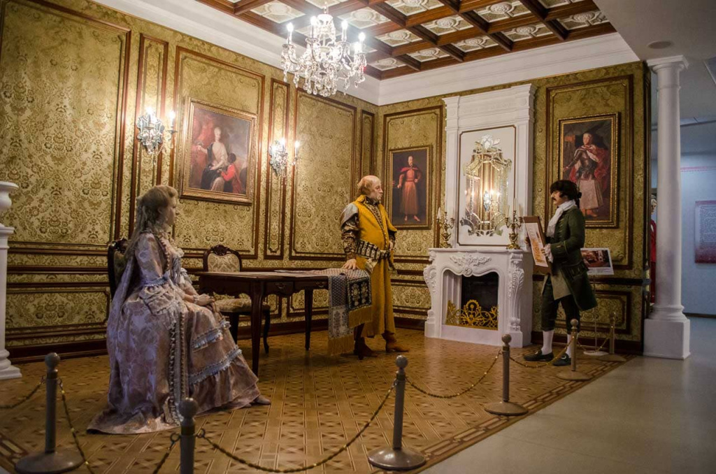 Музей слуцкие пояса- экспозиция в тронном зале.jpg