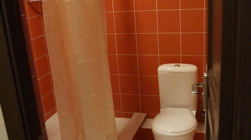 Отель Пицунда в Пицунде на поезде, санузел.jpg Отель Пицунда в Пицунде на поезде, санузел.jpg