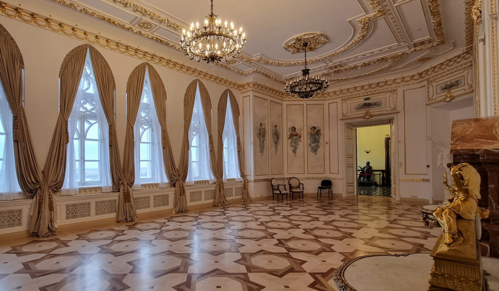 Дворец Коссово, внутрений зал.jpg Дворец Коссово, внутрений зал.jpg