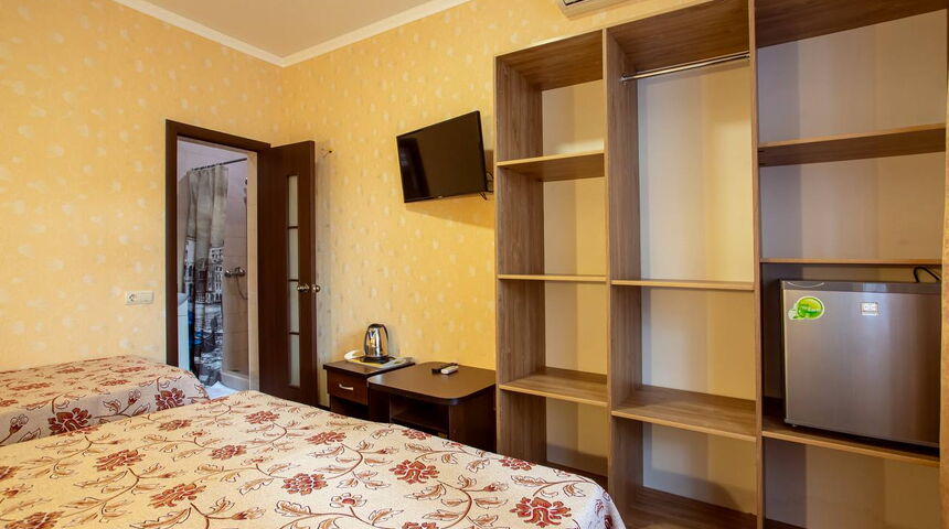 Гостевой дом Сто шагов в Геледжике номер на троих сбоку.jpg