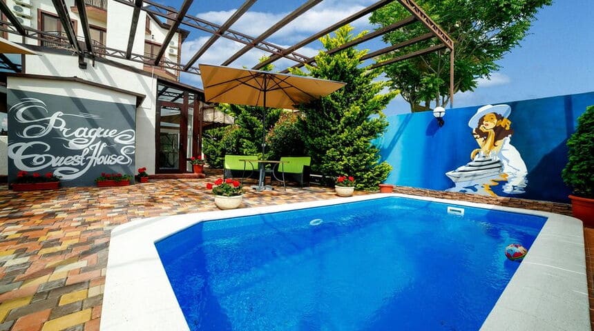 Гостевой дом Прага в Кабардике, бассейн центральный вид.jpg