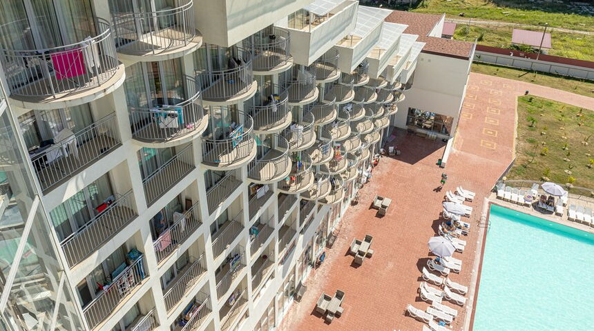 Отель Европа в Гагра вид сверху на бассейн.jpg