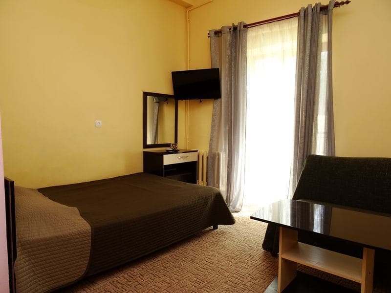 Гостевой дом Валентина в Геленджике -номер с двуспальной кроватью вид сбоку.jpg Гостевой дом Валентина в Геленджике -номер с двуспальной кроватью вид сбоку.jpg