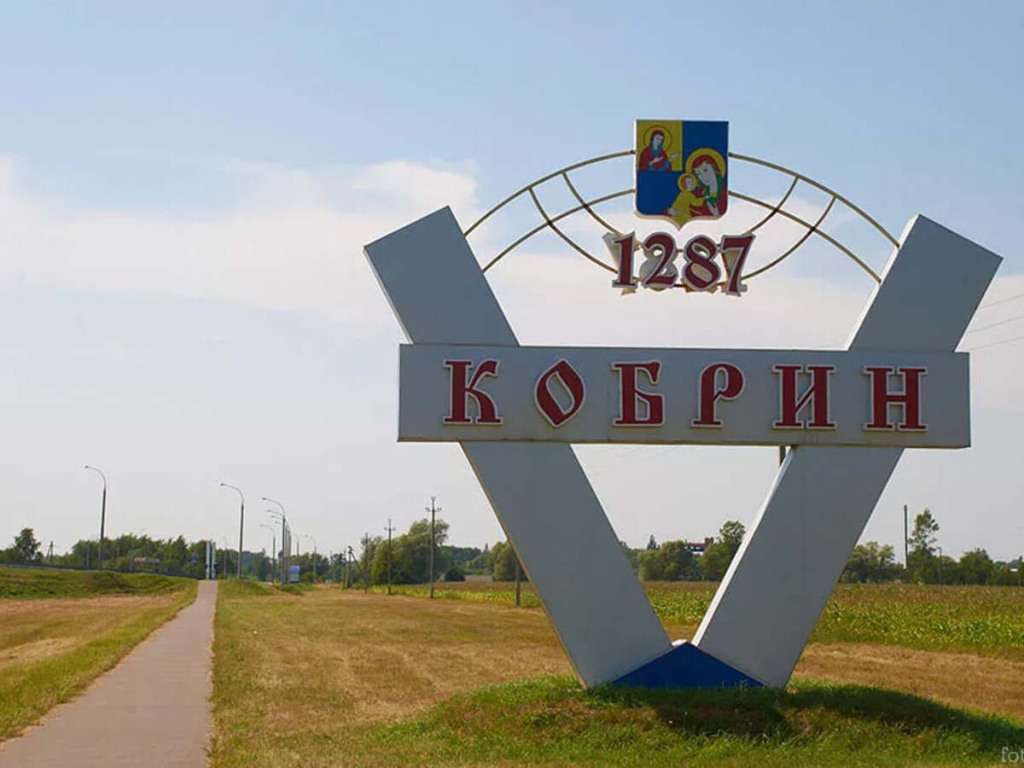 Кобрин , стелла перед въездом в город.jpg