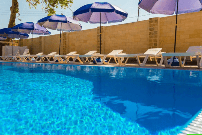 Подогреваемый бассейн отельного комплекса Золотого Якоря.png Подогреваемый бассейн отельного комплекса Золотого Якоря.png