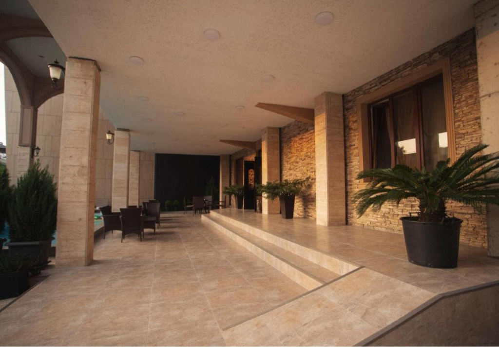 Ирис Кобулети вид на вход на первый этаж.jpg