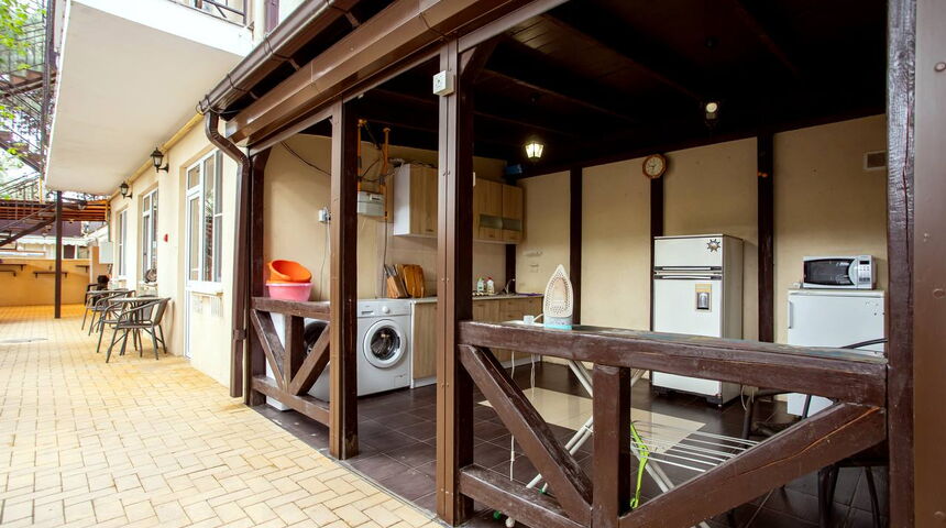 Гостевой дом Сто шагов в Геледжике стиралка и гладильная доска.jpg