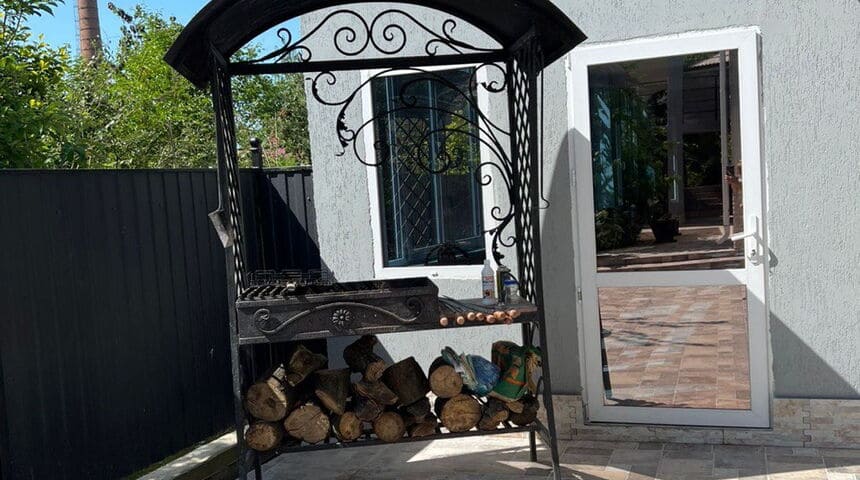 Гостевой дом Изумрудный в г.Гагра барбекю.jpg