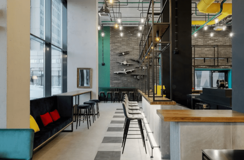 Ramada by Vertical 4 в Санкт-Петербурге, вид на стулья в холе.png