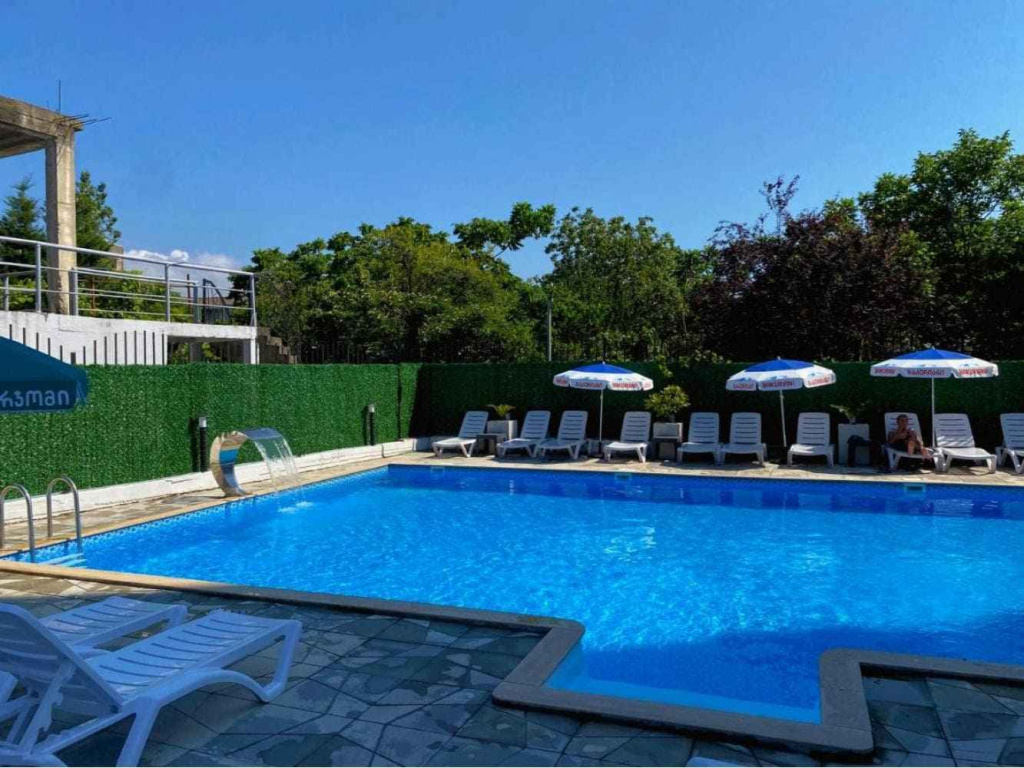 Royal Palace в Кобулети общий вид на бассейн.jpg