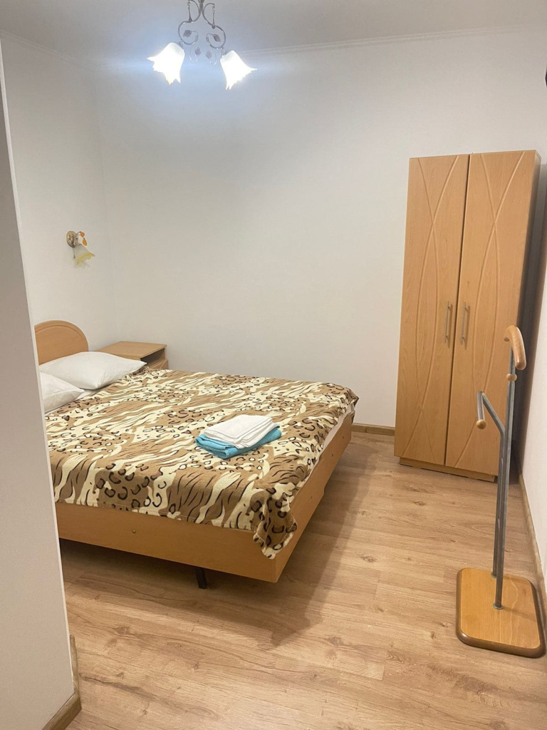 Гостевой дом Весна в Геленджике , двуспальная кровать вид сбоку.jpg Гостевой дом Весна в Геленджике , двуспальная кровать вид сбоку.jpg