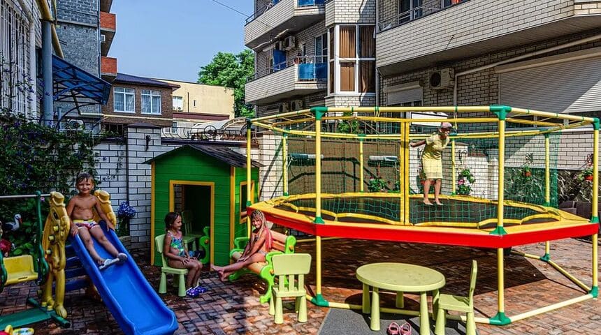 Бухта Радости, Анапа на поезде, вид на батут.jpg