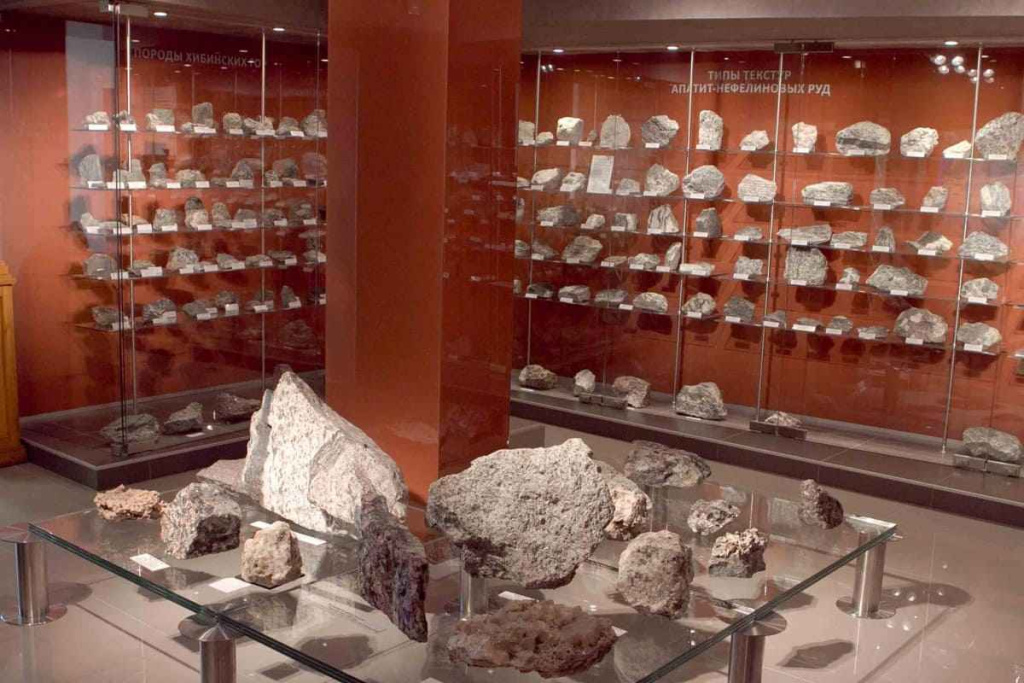 Музейно-выстовочный центр апатит , вид внутри.jpeg