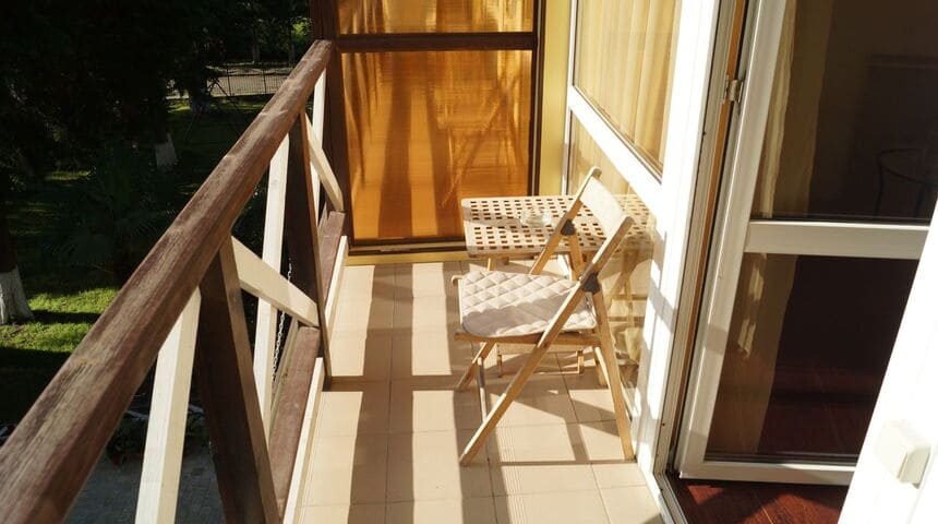 Отель Пицунда в Пицунде на поезде, балкон в номере.jpg