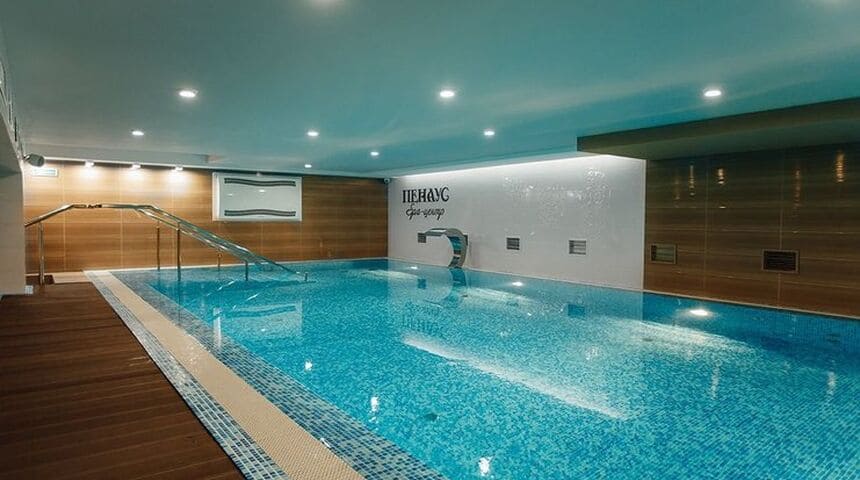Бассейн в гостиничном комплексе.jpg