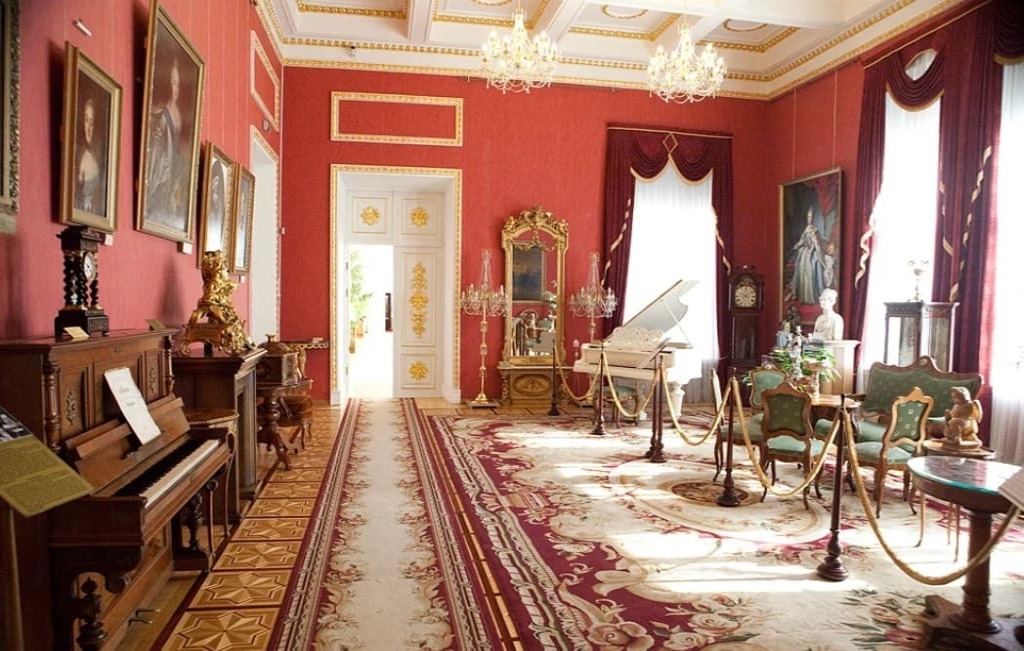 Дворец Пацкевичей- внутрение залы.jpg