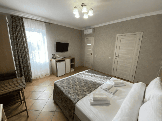 Гостевой дом Plush в Геленджике номер с двуспальной кроватью.png