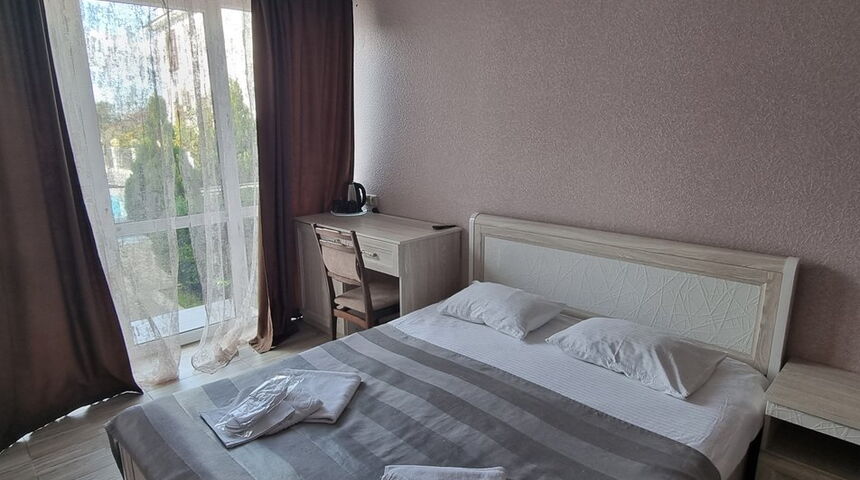 Отель Gega в г. Гагра номер с двуспальной кроватью сбока.jpg