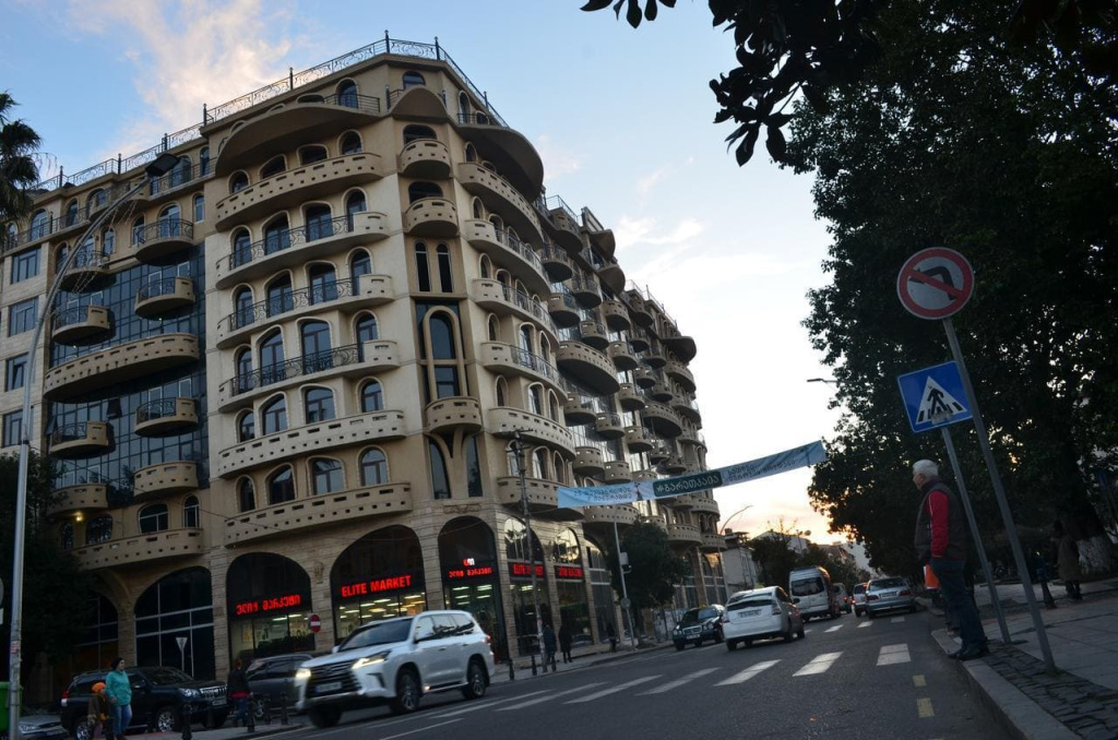 Отель Отель IRE PALACE Батуми вид сбоку.jpg Отель Отель IRE PALACE Батуми вид сбоку.jpg