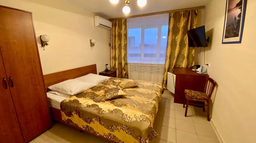 Гостиница Которосль , номер с двуспальной кроватью.jpg