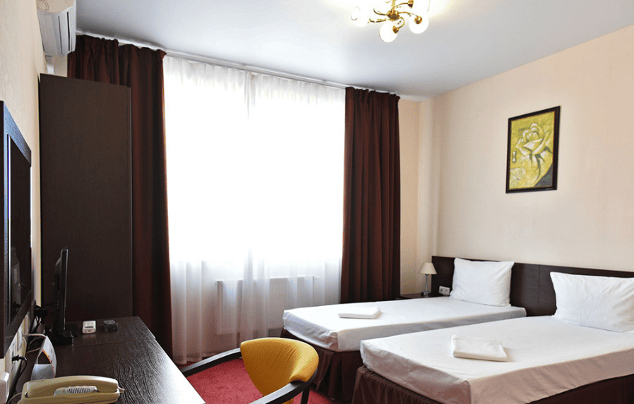 Гостиница Бархатные сезозоны две односпальные кровати.png