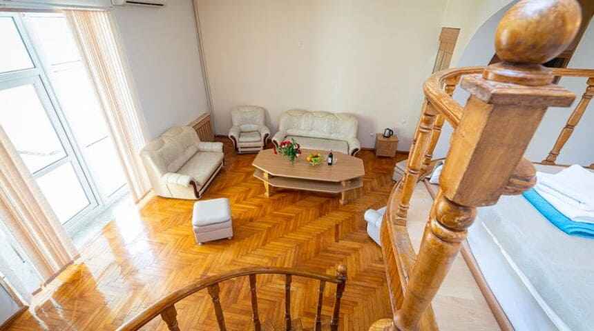 Отель Страна Души в Сухум, Абхазия- вид на мебельный гарнитур сверху.jpg