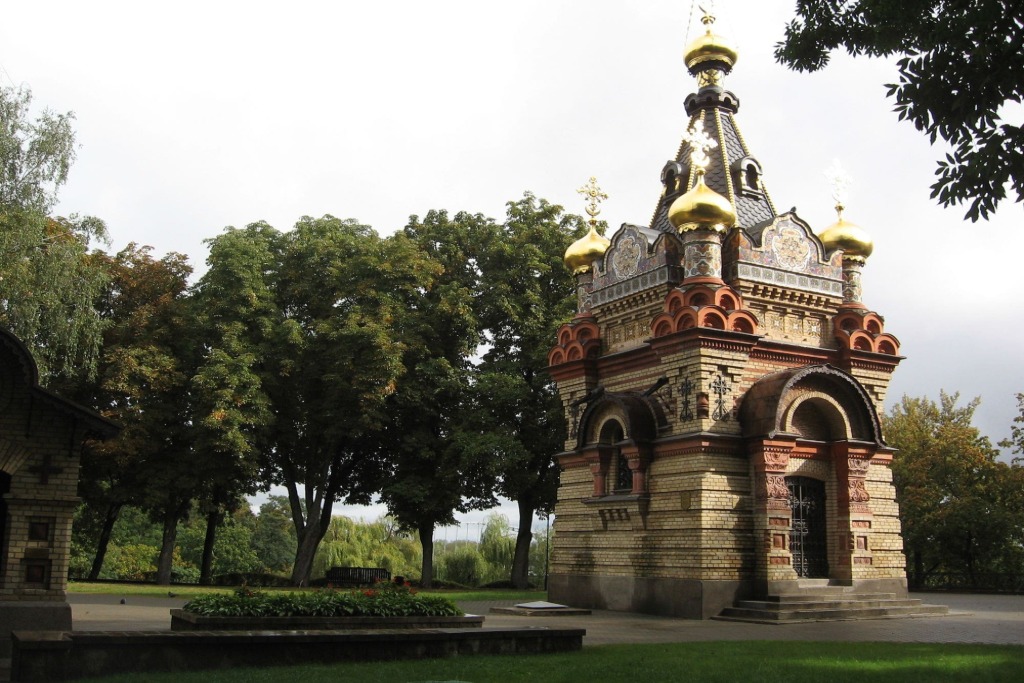 Парк Дворца- усыпальница сбоку.jpg