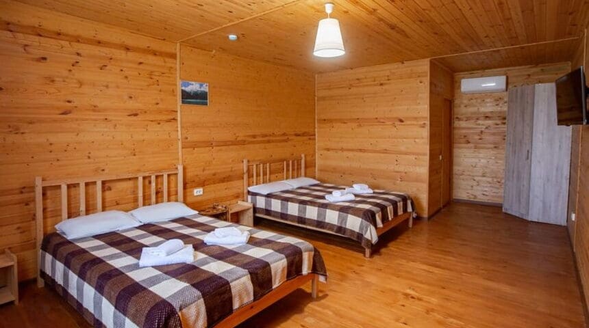 Абхазия, номер на 4-х , 2 двуспальные кровати.jpg